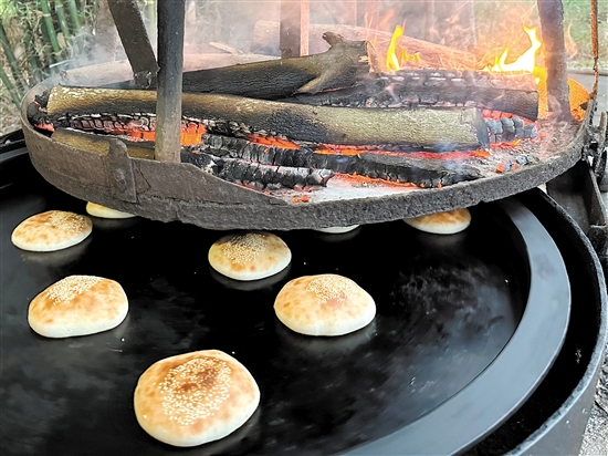 恩平燒餅是恩平傳統(tǒng)特色小吃，剛出爐的燒餅，表面金黃，軟糯香脆。