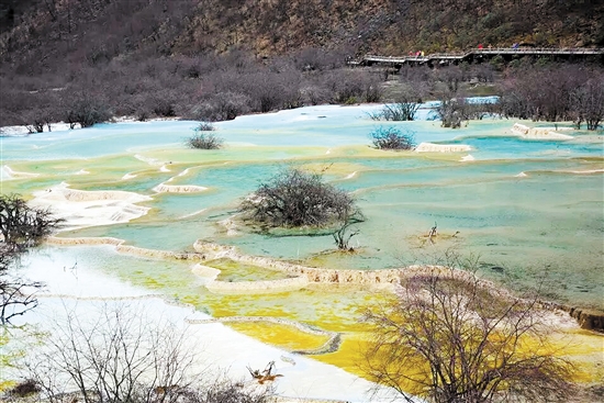 黃龍風(fēng)景區(qū)被譽(yù)為“人間瑤池仙境”。