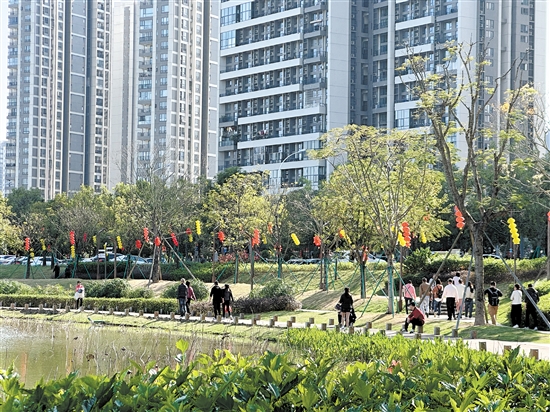 市民外出旅行時(shí)要遵守文明旅游要求，不亂扔垃圾，不踐踏花草。