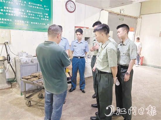 圣堂鎮(zhèn)組織退役軍人走進(jìn)企業(yè)參觀學(xué)習(xí)。