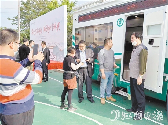江門“振興號金融動車”為市民提供金融服務(wù)。