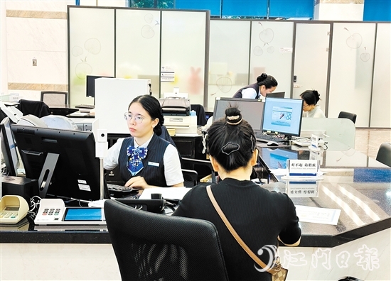 市民在銀行柜臺(tái)辦理房貸有關(guān)業(yè)務(wù)。