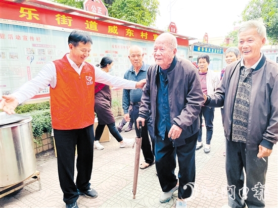 在李澤偉的引導(dǎo)下，威東村積極探索嵌入式養(yǎng)老服務(wù)體系。圖為李澤偉參加關(guān)愛老人志愿服務(wù)。
