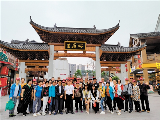 “湘”遇郴州首發(fā)團(tuán)在裕后街合影留念。