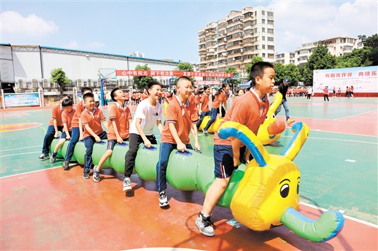 發(fā)展小學(xué)陽光心理節(jié)上，學(xué)生們玩起了團(tuán)隊(duì)游戲。