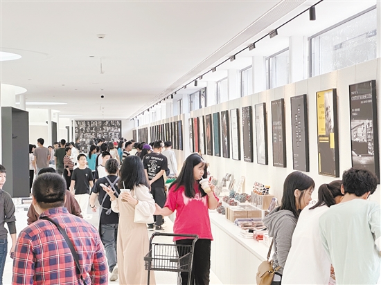 先鋒書店把華南首店開進(jìn)開平市塘口鎮(zhèn)強(qiáng)亞村，打造田野邊的“精神糧倉”。