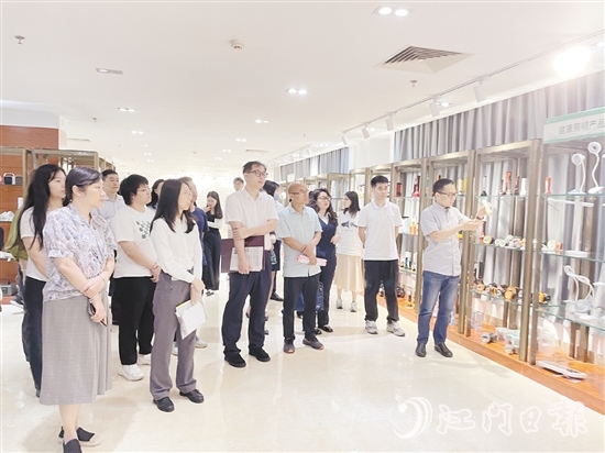 會(huì)后江門金融系統(tǒng)代表參觀小崧股份。
