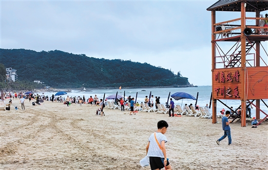 川山群島旅游度假區(qū)是我市傳統(tǒng)熱門景區(qū)。圖為五一假期下川島景區(qū)一瞥。