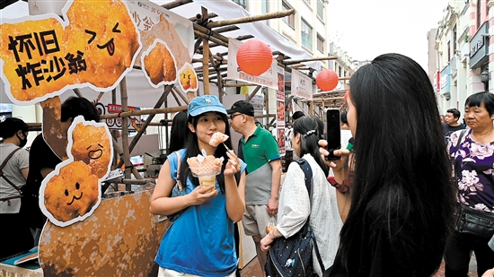 非遺展示及銷售攤位前，參觀、駐足選購的市民游客絡(luò)繹不絕。
