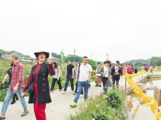 游客在三泉灣僑文化基地游玩，欣賞周邊美景。