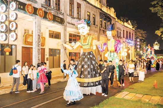 赤坎華僑古鎮(zhèn)活動(dòng)豐富，吸引游客圍觀。