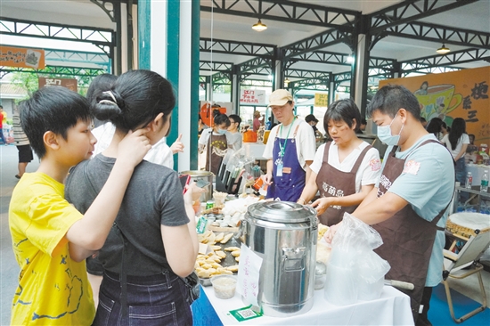 在“5·19中國旅游日”活動期間，特色市集受到市民游客歡迎。