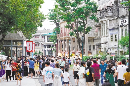 赤坎華僑古鎮(zhèn)游人如織。