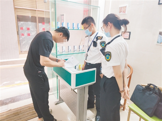 衛(wèi)生監(jiān)督員下達(dá)衛(wèi)生監(jiān)督意見(jiàn)書(shū)。