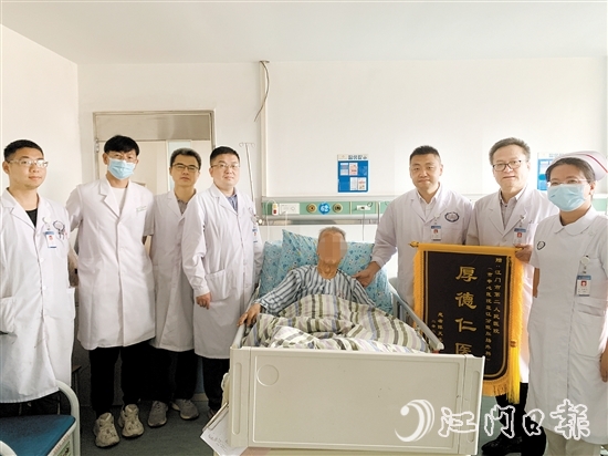 康復(fù)出院前，84歲老人和家屬為醫(yī)護(hù)人員送上錦旗。