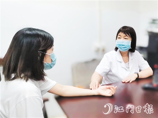 醫(yī)生在為病人看診。