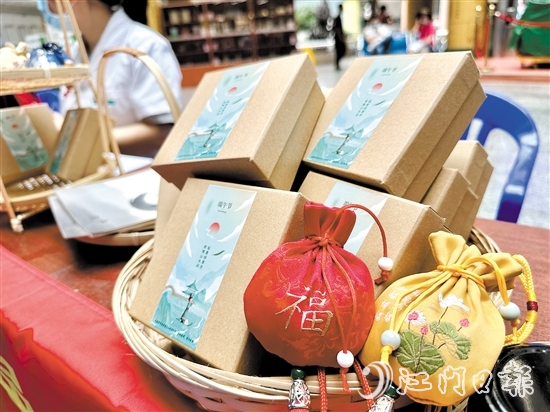 端午前后，暑熱濕毒、蚊蟲滋生，家中放些香囊，可辟邪防疫。
