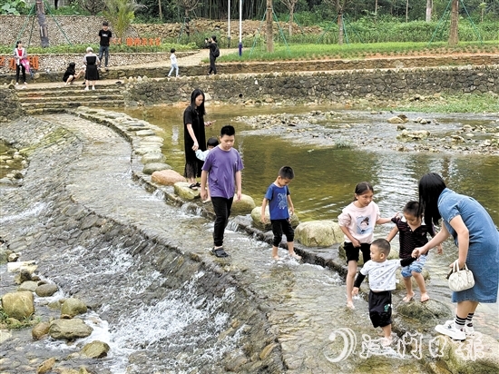 那吉鎮(zhèn)城圍村的十里河灘石谷成為市民、游客戲水游玩的好去處。