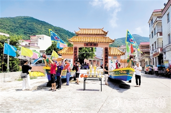 各參賽隊(duì)伍請(qǐng)出龍船，為參加海上龍舟賽進(jìn)行訓(xùn)練。