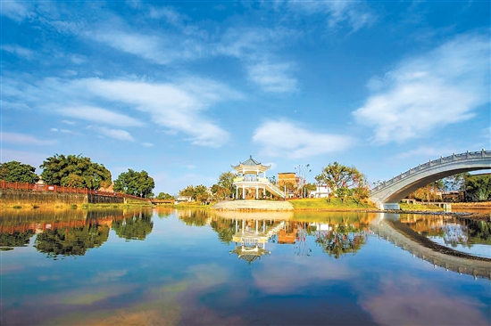 宅梧鎮(zhèn)靖村村依托紅色農(nóng)旅資源，打造省級紅色旅游目的地。水美鄉(xiāng)村項目和半島公園為該村增添了一道美麗風景。宅梧鎮(zhèn)供圖