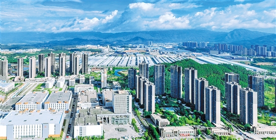 鶴山工業(yè)城（共和鎮(zhèn)）錨定創(chuàng)建省級樣板中心鎮(zhèn)、美麗圩鎮(zhèn)省級示范樣板的目標任務，不斷優(yōu)化城鎮(zhèn)配套服務。共和鎮(zhèn)供圖