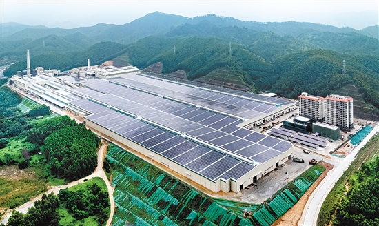 全球領先的綜合玻璃制造商信義集團鶴山玻璃產(chǎn)業(yè)基地項目位于址山鎮(zhèn)。該項目深加工車間廠房已完成，設備安裝進度完成30%；浮法聯(lián)合車間整體進度全部完成，第一條浮法線已于2月18日點火投產(chǎn)。江門日報記者