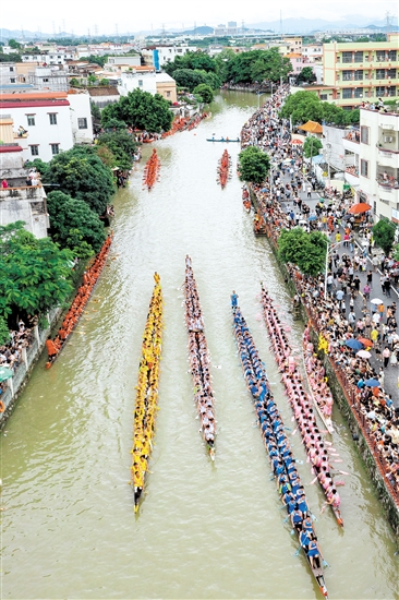 “龍騰江海鬧端陽(yáng)”2024年江海區(qū)龍舟文化周“重頭戲”在江海區(qū)禮樂(lè)五四河激情上演，龍舟向前沖，觀眾如潮涌。江門(mén)日?qǐng)?bào)記者