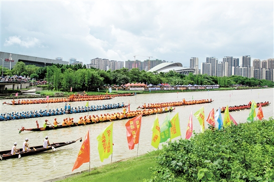 蓬江區(qū)棠下鎮(zhèn)龍舟競(jìng)渡在天沙河濱江新區(qū)河段舉行。江門(mén)日?qǐng)?bào)記者
