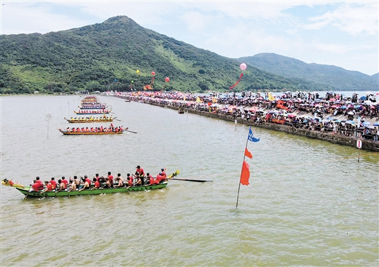 臺(tái)山市川島鎮(zhèn)下川島第六屆龍舟賽在下川島略尾社區(qū)大灘圍龍舟基地舉行，群“龍”戲水，海上龍舟賽盡顯臺(tái)山魅力。甘文海