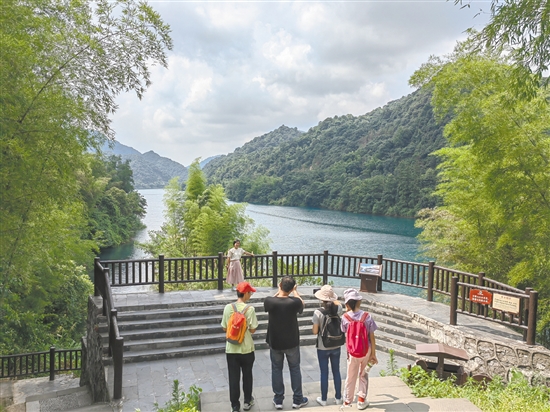 在郴州小東江，團(tuán)友可以欣賞到如仙境般的美景。