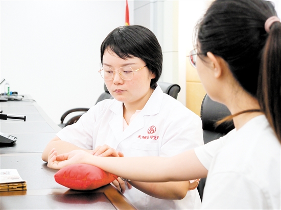 中醫(yī)師為在場職工進行中醫(yī)體質(zhì)辨證。