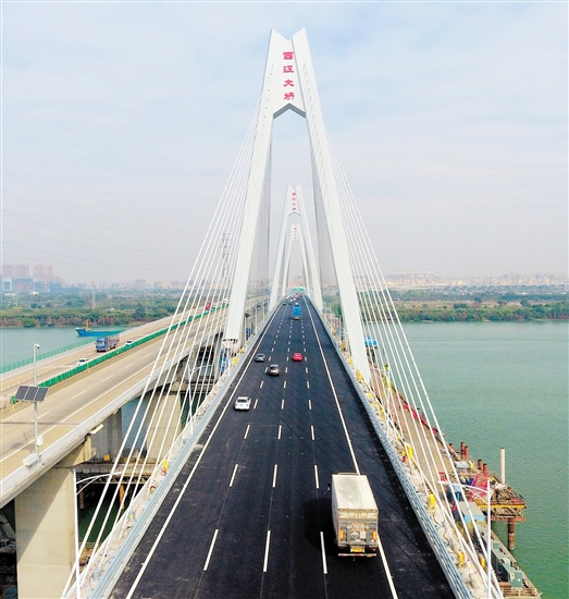 改擴(kuò)建后的中江高速完成八車道拓寬，有效提高了市民對接深中通道的便捷度。