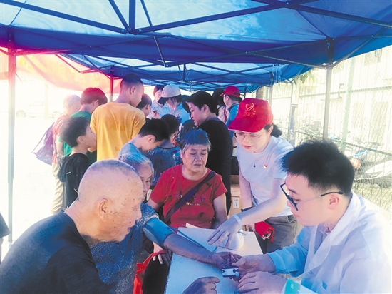黨員志愿者走進(jìn)社區(qū)開展健康科普活動。