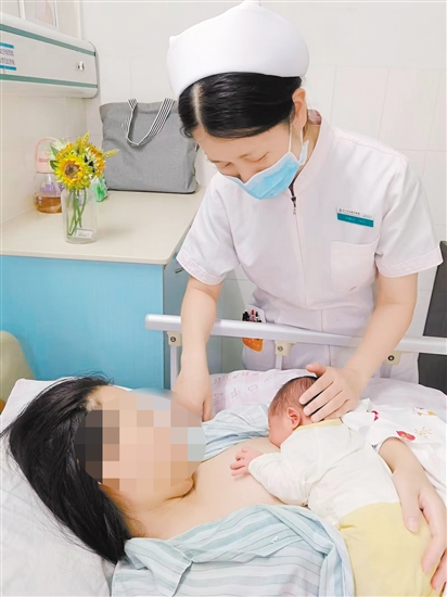 新生兒早接觸、早吸吮，可有效降低產(chǎn)婦生理性乳脹的發(fā)生率。