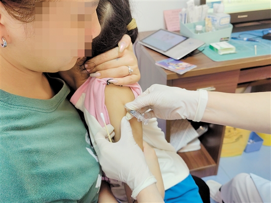 醫(yī)護(hù)人員為孩子接種脊灰滅活疫苗。