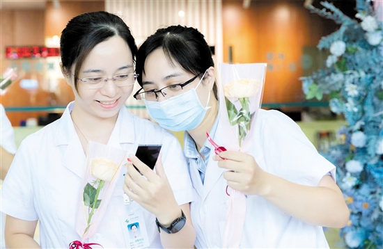 孿生姐妹花共守“醫(yī)”心，守護(hù)人民健康。