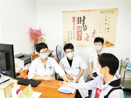 任小紅在為患者看診。