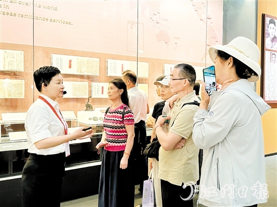 深圳游客參觀中國(guó)僑都華僑華人博物館。