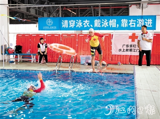 廣東省紅十字水上救援江門大隊隊員演示救溺方法。