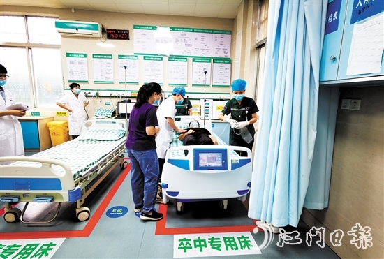 恩平市人民醫(yī)院卒中中心組織開展急性腦卒中應急救治演練。
