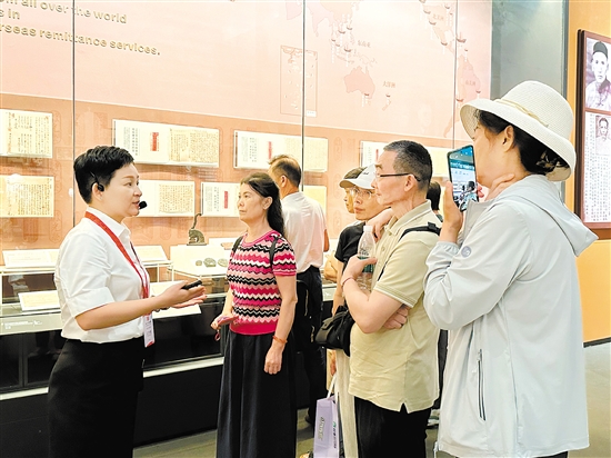 深中通道開通后，深圳游客在中國僑都華僑華人博物館“打卡”。
