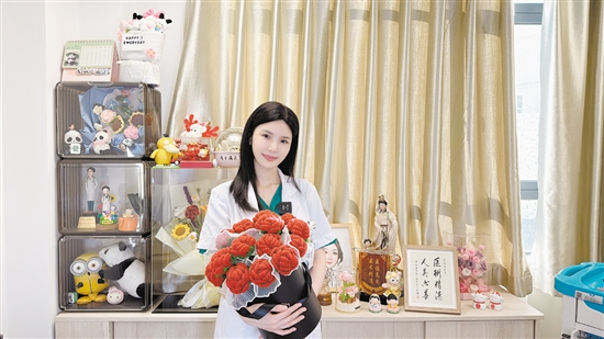 吳海濤和懷孕患者送來的小禮物合照。