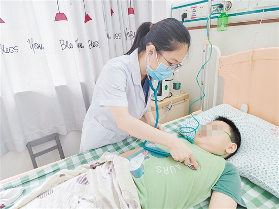 醫(yī)生為溺水兒童查看身體情況。