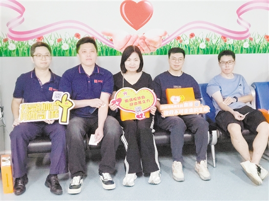 保險(xiǎn)從業(yè)人員獻(xiàn)血熱情高漲，彰顯了行業(yè)的社會(huì)責(zé)任感。