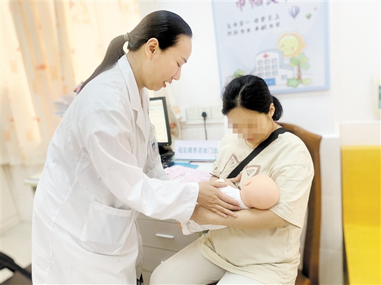 醫(yī)護人員宣教科學母乳喂養(yǎng)的正確姿勢。