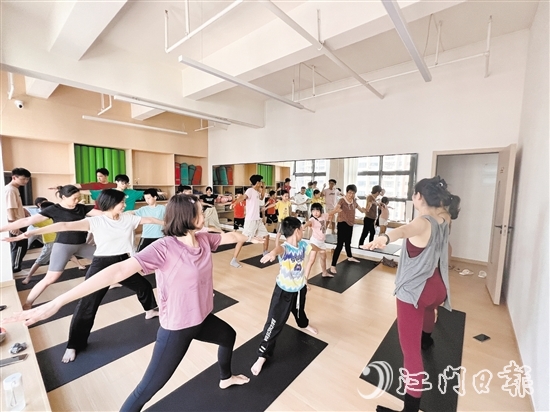 居民參加永賢社區(qū)舉辦的活力健身操及親子瑜伽“鄰”距離健康系列活動(dòng)。