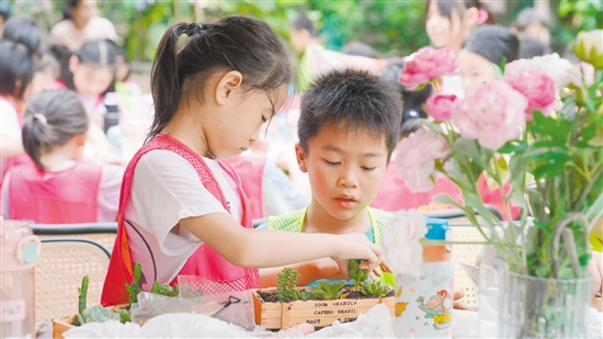 江門職工子女托管活動深受歡迎，但是“一位難求”。圖為職工子女在上實(shí)踐課，體驗(yàn)種植多肉植物。