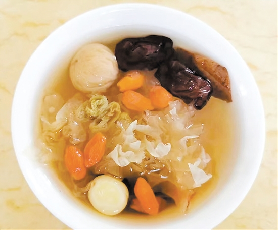 立秋后宜多吃銀耳等潤(rùn)肺食物，能幫助呼吸系統(tǒng)適應(yīng)季節(jié)變換。