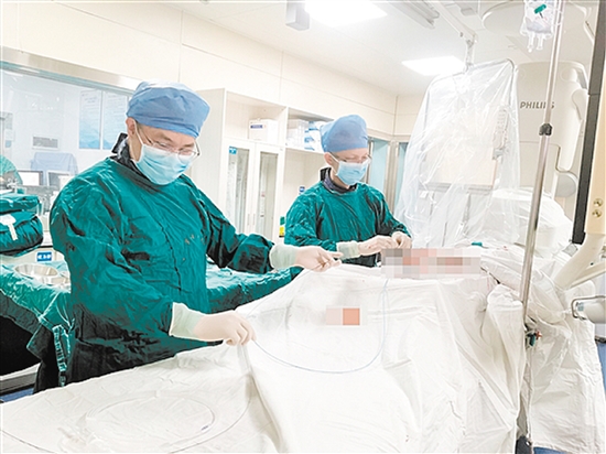 江門市中心醫(yī)院獨立完成珠中江地區(qū)首例心肌梗死后室間隔缺損介入封堵手術(shù)。