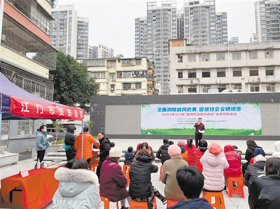 朱正君下基層科普健康知識(shí)。資料圖